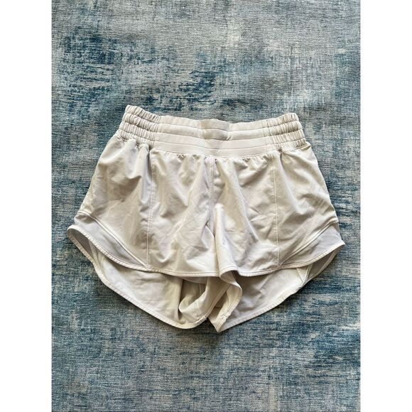 Lululemon Bone Off White Hotty Hot High-Rise Lined Short 2.5" - Picture 1 of 4
